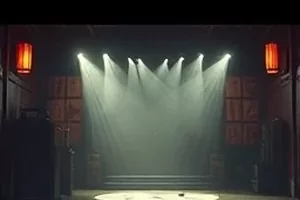 深夜客厅里投影幕布正在播放剧集，暖光落在沙发扶手与茶几边缘