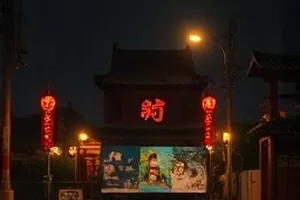 摊开的信纸上压着一枚旧邮戳,窗外是正午的白色光线