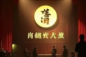 老式放映厅里光束穿过浮尘打在银幕边缘,座椅成排空着