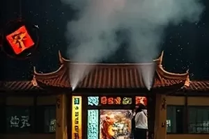 日历本上一页被折起角,旁边搁着一支铅笔和便签