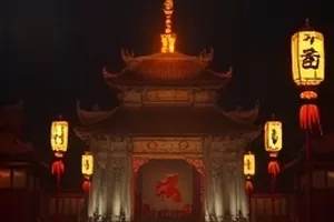 空教室里最后一排课桌被夕阳拉出长影,黑板还留着板书